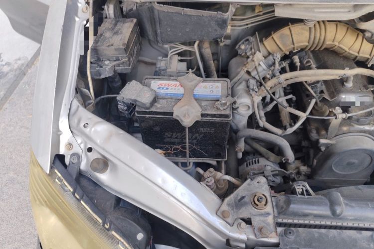 Used FORTHING Lingzhi 2014 M3 1.6L 7-Seater Comfort Model Engine Bay Right