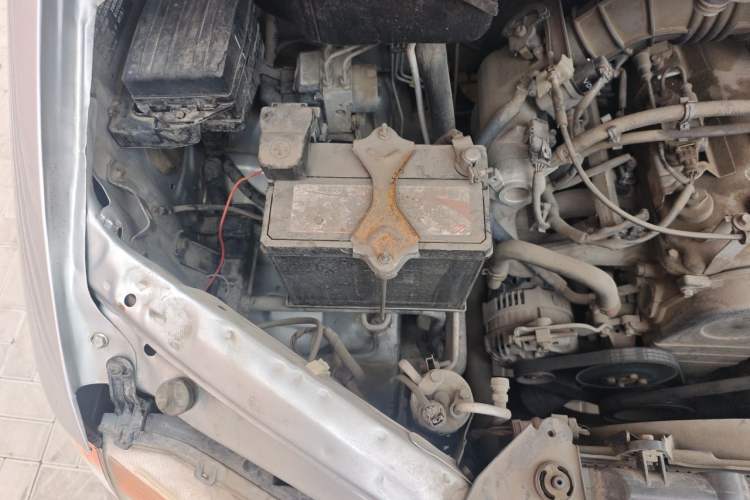Used FORTHING Lingzhi 2014 V3 1.5L 7-Seater Comfort Model Engine Bay Right