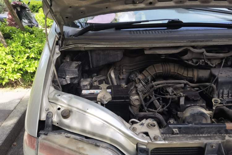 Used FORTHING Lingzhi 2014 V3 1.5L 7-Seater Standard Model II Engine Bay Right