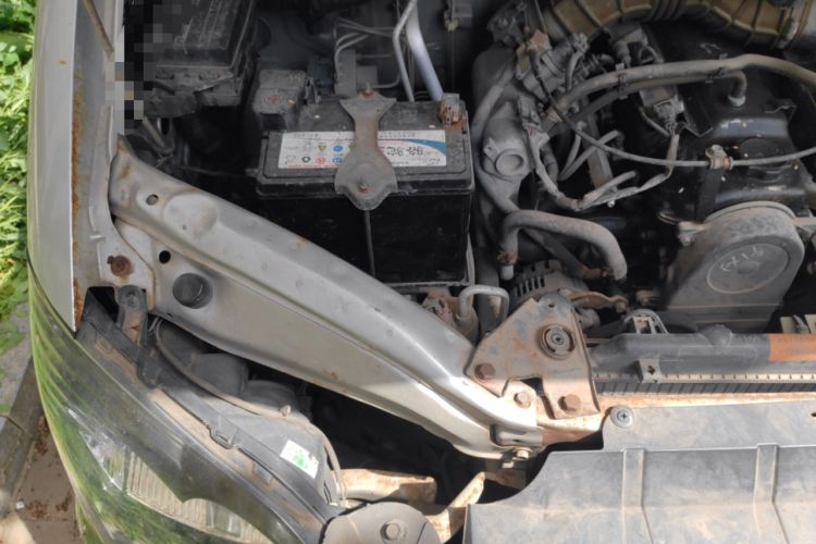 Used FORTHING Lingzhi 2014 M3 1.6L 7-Seater Comfort Model Engine Bay Right