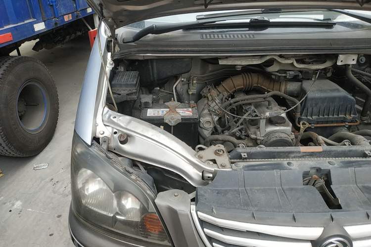 Used FORTHING Lingzhi 2014 M3 1.6L 7-seater Standard Model Engine Bay Right