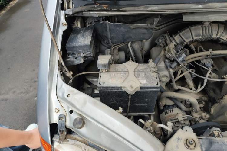 Used FORTHING Lingzhi 2014 V3 1.5L 7-Seater Comfort Model Engine Bay Right