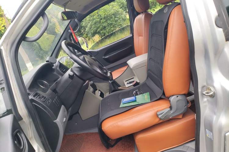 Used FORTHING Lingzhi 2014 V3 1.5L 7-Seater Comfort Model Left Front Seat