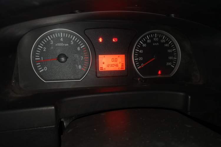 Used FORTHING Lingzhi 2014 M3 1.6L 7-Seater Comfort Model Odometer Close Up