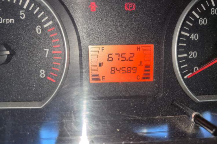 Used FORTHING Lingzhi 2014 M3 1.6L 7-seater Standard Model Odometer Close Up