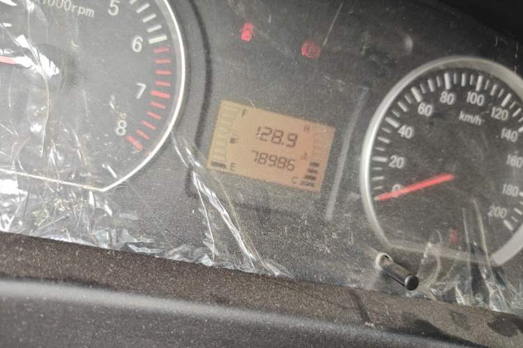 Used FORTHING Lingzhi 2014 M3 1.6L 7-Seater Luxury Model Odometer Close Up