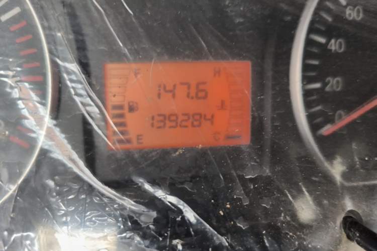 Used FORTHING Lingzhi 2014 M3 1.6L 7-seater Standard Model Odometer Close Up