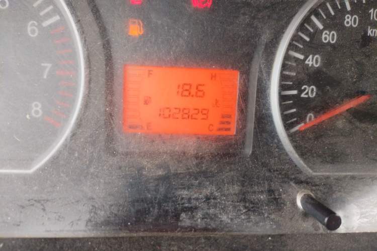 Used FORTHING Lingzhi 2014 M3 1.6L 7-seater Standard Model Odometer Close Up
