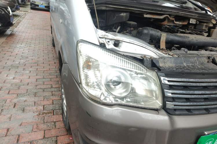 Used FORTHING Lingzhi 2014 M5 Q7 2.0L 7-seat Long-wheelbase Comfort Version Right Front Headlight