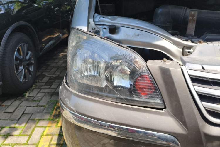 Used FORTHING Lingzhi 2014 M5 Q7 2.0L 7-seat Long-wheelbase Comfort Version Right Front Headlight