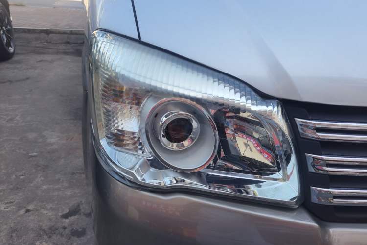 Used FORTHING Lingzhi 2014 M5 Q3 2.0L 7-seat Long-Wheelbase Comfort Version Right Front Headlight