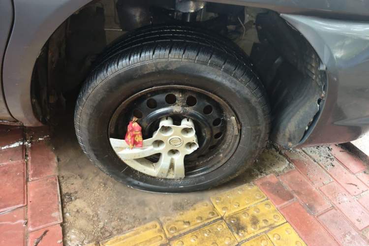 Used FORTHING Lingzhi 2014 V3 1.5L 7-Seater Standard Model II Right Front Wheel Hub
