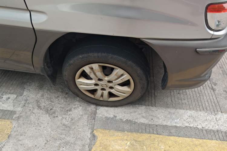 Used FORTHING Lingzhi 2014 V3 1.5L 7-Seater Comfort Model Right Front Wheel Hub