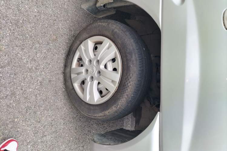 Used FORTHING Lingzhi 2014 V3 1.5L 7-Seater Comfort Model Right Front Wheel Hub