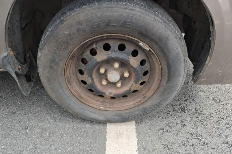 Used FORTHING Lingzhi 2014 M3 1.6L 7-Seater Comfort Model Right Front Wheel Hub