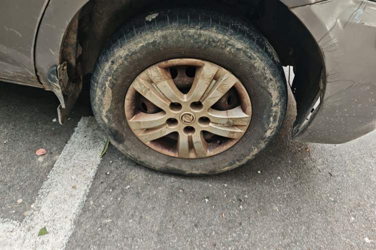 Used FORTHING Lingzhi 2014 M3 1.6L 7-Seater Comfort Model Right Front Wheel Hub
