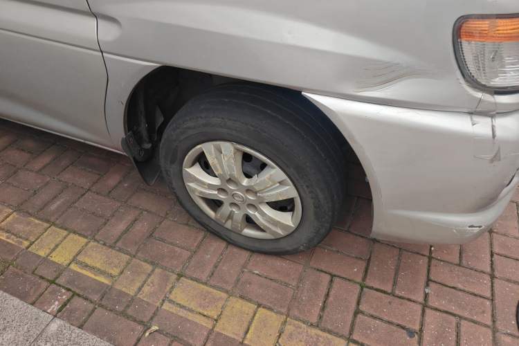 Used FORTHING Lingzhi 2014 V3 1.5L 7-Seater Comfort Model Right Front Wheel Hub