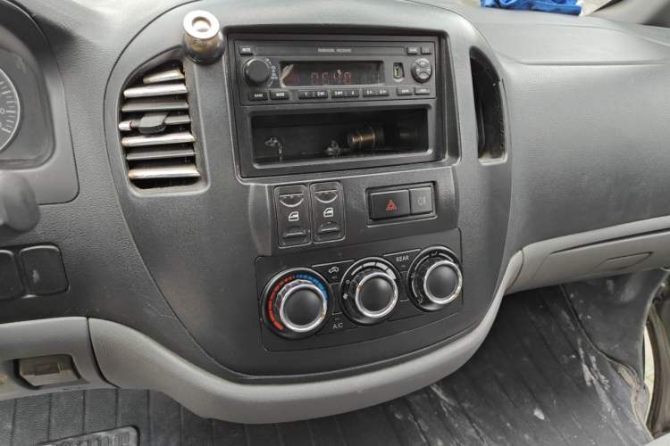 Used FORTHING Lingzhi 2014 M3 1.6L 7-Seater Comfort Model Audio And AC Panel