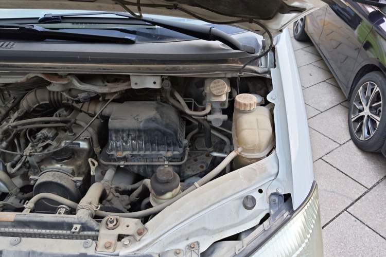 Used FORTHING Lingzhi 2014 M3 1.6L 7-Seater Luxury Model Engine Bay Left