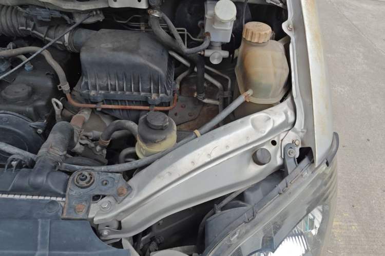 Used FORTHING Lingzhi 2014 M3 1.6L 7-Seater Comfort Model Engine Bay Left