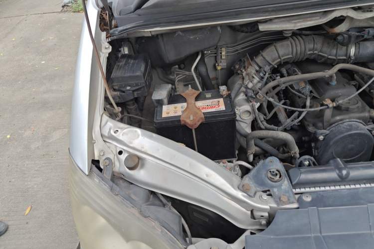 Used FORTHING Lingzhi 2014 M3 1.6L 7-Seater Comfort Model Engine Bay Right