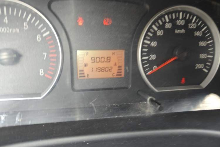 Used FORTHING Lingzhi 2014 M3 1.6L 7-Seater Comfort Model Odometer Close Up
