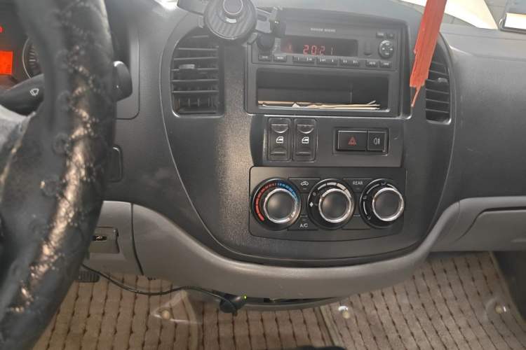 Used FORTHING Lingzhi 2014 M3 1.6L 7-Seater Comfort Model Audio And AC Panel