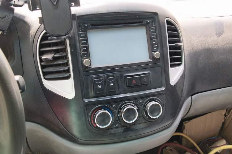 Used FORTHING Lingzhi 2014 V3 1.5L 7-Seater Luxury Model Audio And AC Panel