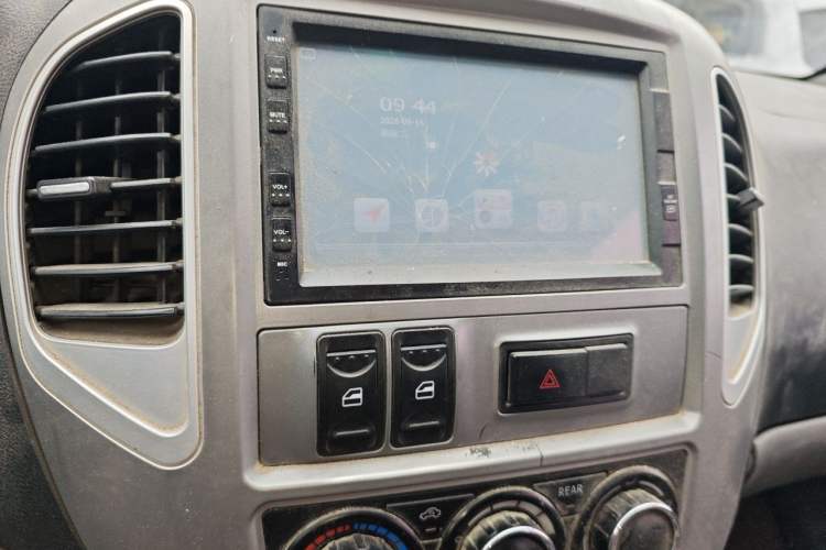 Used FORTHING Lingzhi 2014 M5 Q7 2.0L 7-seat Long-wheelbase Comfort Version Audio And AC Panel
