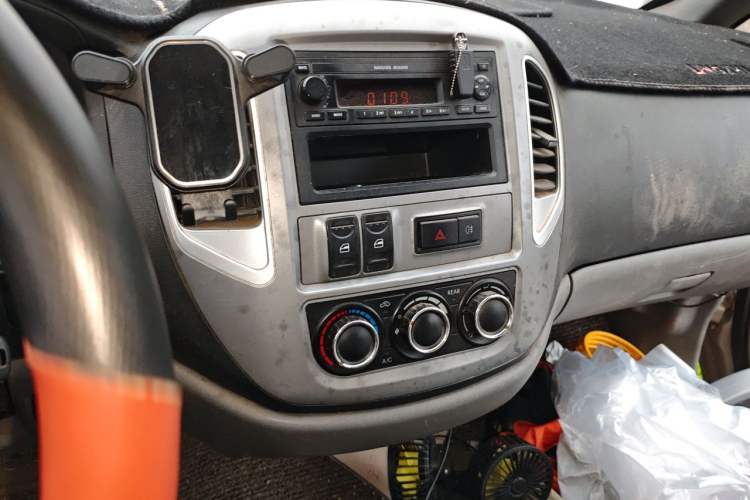 Used FORTHING Lingzhi 2014 M3 1.6L 7-Seater Comfort Model Audio And AC Panel