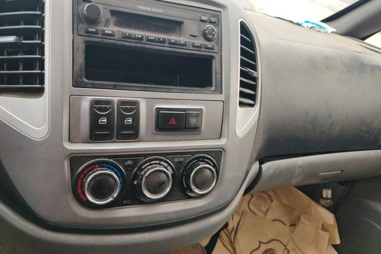 Used FORTHING Lingzhi 2014 V3 1.5L 5-seat Standard Model I Audio And AC Panel