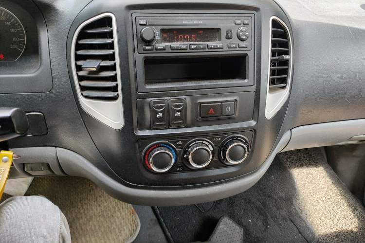 Used FORTHING Lingzhi 2014 V3 1.5L 7-Seater Luxury Model Audio And AC Panel