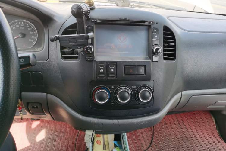 Used FORTHING Lingzhi 2014 V3 1.5L 7-Seater Luxury Model Audio And AC Panel