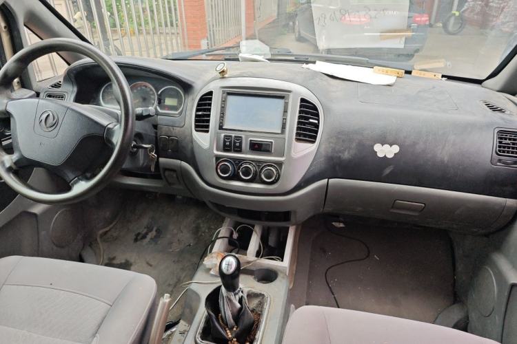 Used FORTHING Lingzhi 2014 M5 Q7 2.0L 7-seat Long-wheelbase Comfort Version Center Console