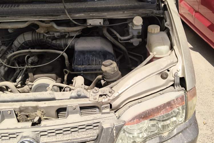 Used FORTHING Lingzhi 2014 V3 1.5L 7-Seater Luxury Model Engine Bay Left