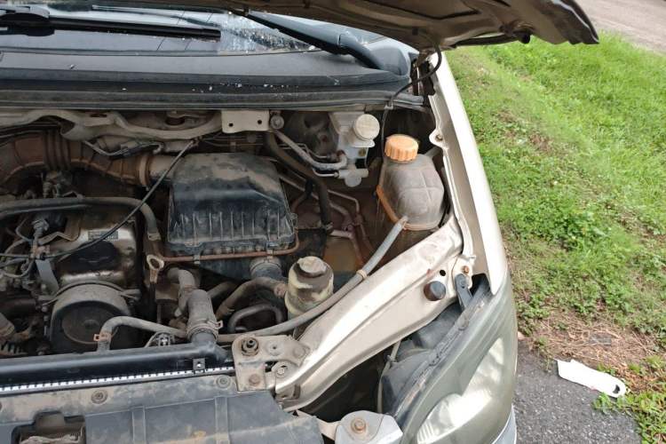 Used FORTHING Lingzhi 2014 M3 1.6L 7-Seater Comfort Model Engine Bay Left