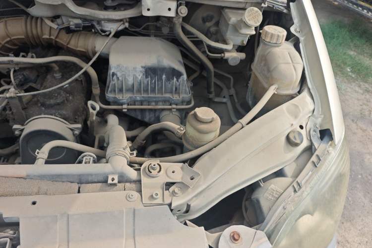 Used FORTHING Lingzhi 2014 M3 1.6L 7-Seater Comfort Model Engine Bay Left