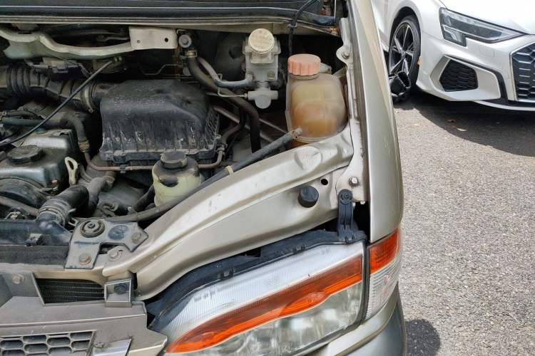 Used FORTHING Lingzhi 2014 V3 1.5L 7-Seater Luxury Model Engine Bay Left