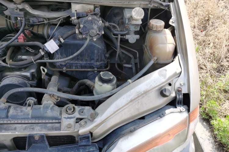 Used FORTHING Lingzhi 2014 V3 1.5L 7-Seater Luxury Model Engine Bay Left