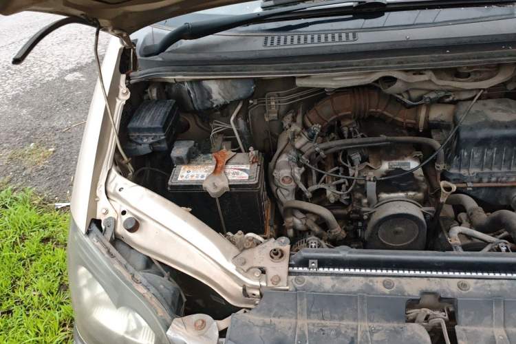Used FORTHING Lingzhi 2014 M3 1.6L 7-Seater Comfort Model Engine Bay Right