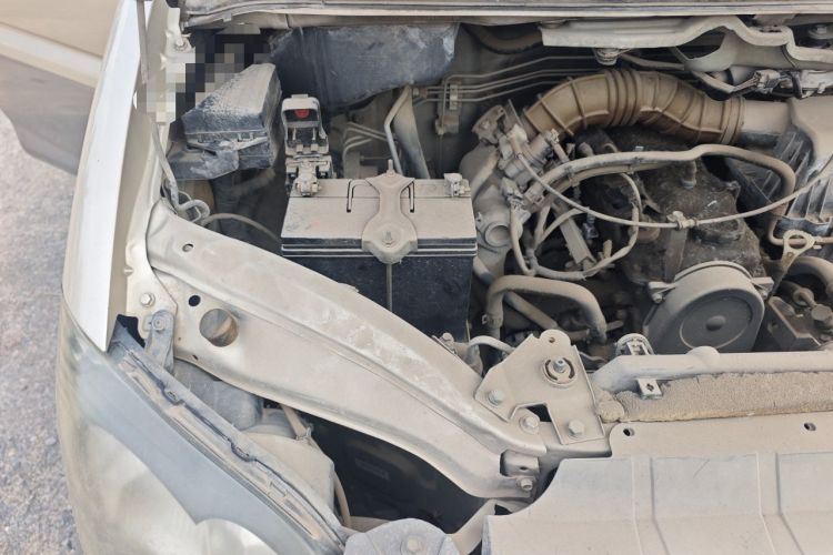 Used FORTHING Lingzhi 2014 M3 1.6L 7-Seater Comfort Model Engine Bay Right