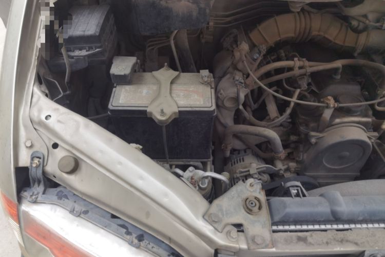 Used FORTHING Lingzhi 2014 V3 1.5L 7-Seater Comfort Model Engine Bay Right
