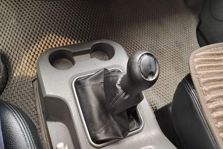Used FORTHING Lingzhi 2014 V3 1.5L 5-seat Standard Model I Gear Lever