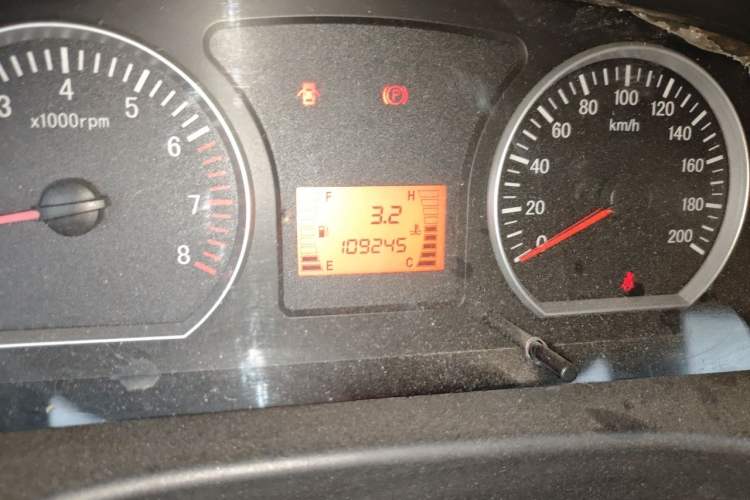 Used FORTHING Lingzhi 2014 M3 1.6L 7-Seater Comfort Model Odometer Close Up