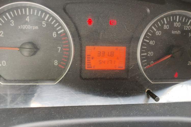 Used FORTHING Lingzhi 2014 V3 1.5L 7-Seater Luxury Model Odometer Close Up