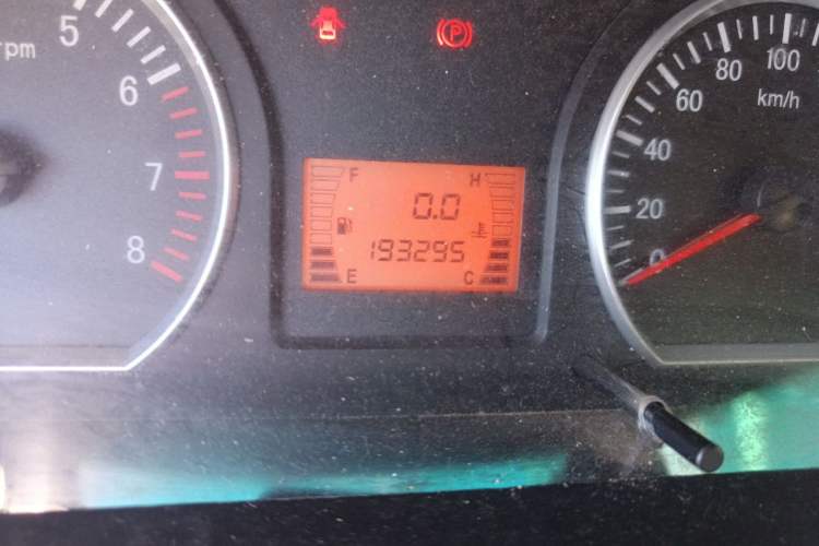 Used FORTHING Lingzhi 2014 V3 1.5L 7-Seater Luxury Model Odometer Close Up
