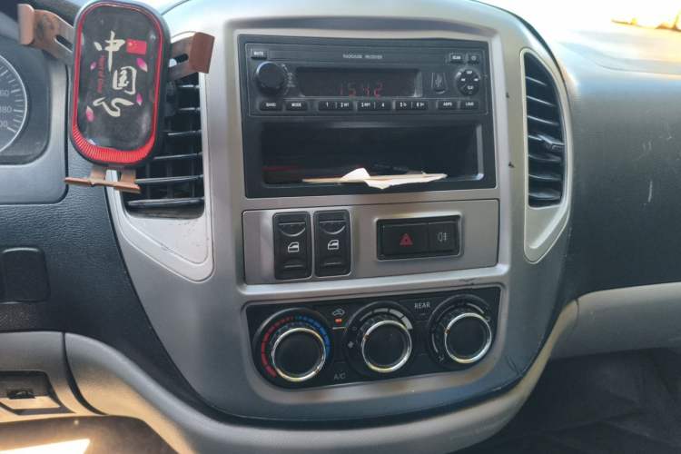 Used FORTHING Lingzhi 2015 M3 1.6L 7-Seater Comfort Model Audio And AC Panel
