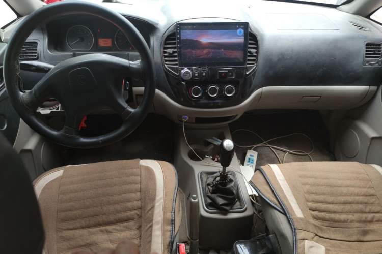 Used FORTHING Lingzhi 2015 V3 1.5L 5-Seater Special Offer Model Center Console
