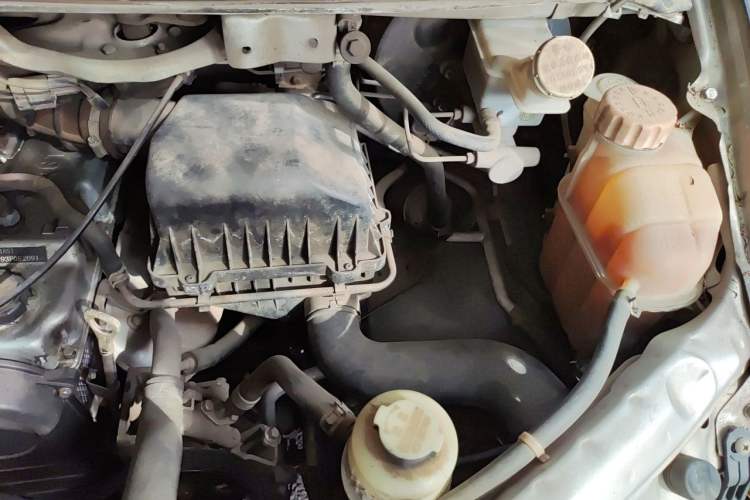 Used FORTHING Lingzhi 2015 V3 1.6L 9-Seater Standard Model Engine Bay Left