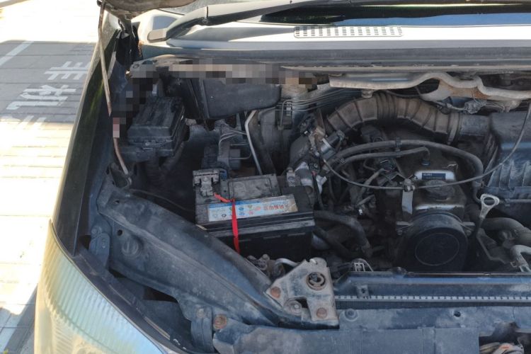Used FORTHING Lingzhi 2015 M3 1.6L 7-Seater Comfort Model Engine Bay Right
